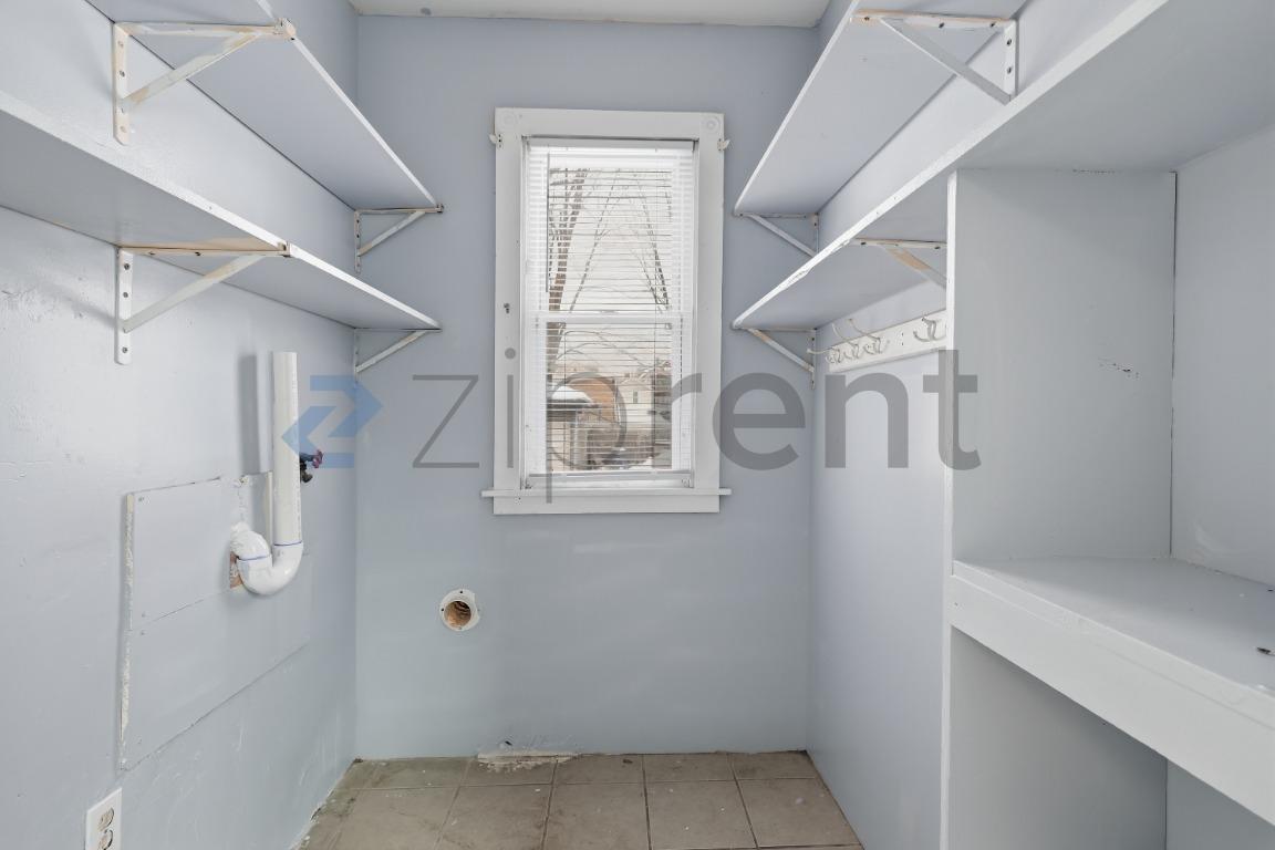 Building Photo - 62 Rowe Ave