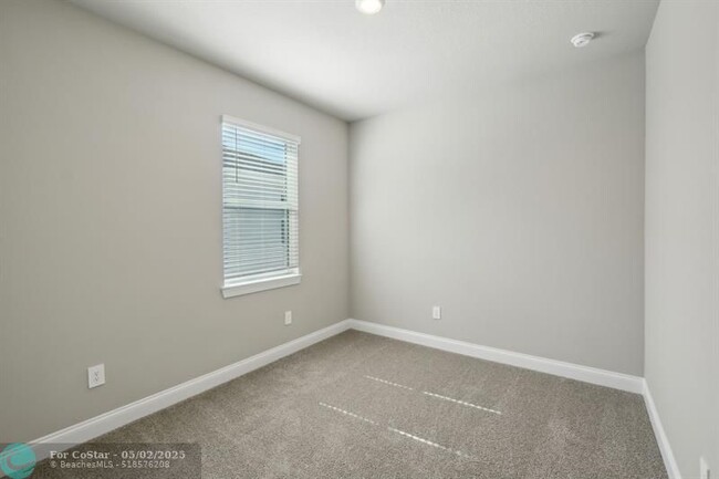 Building Photo - 9041 Dahlia Cir