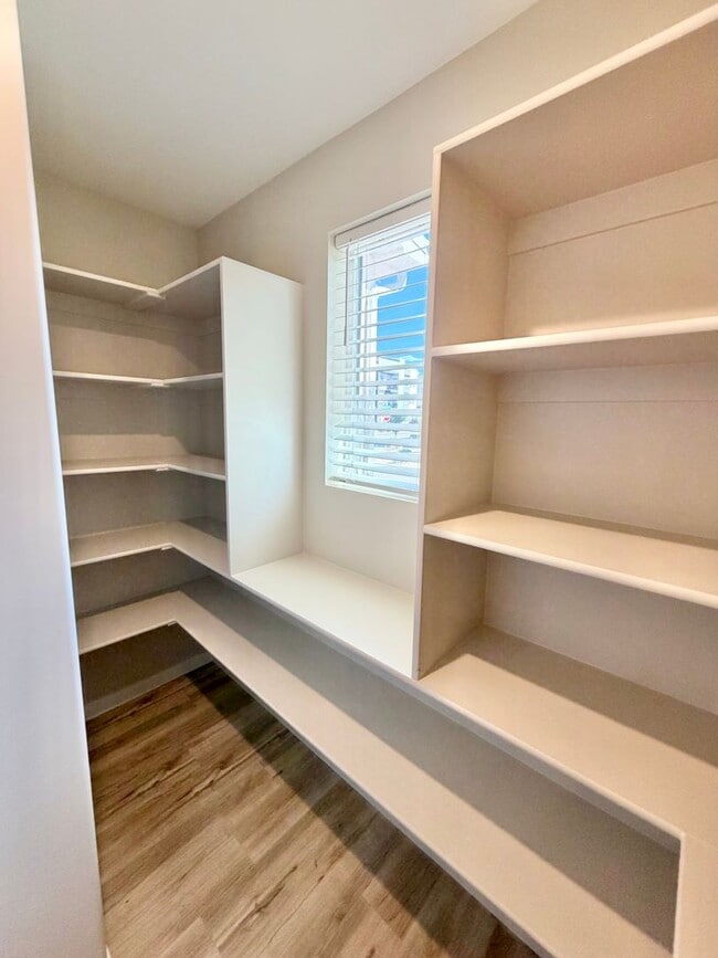 Building Photo - Beautiful 3 Bedroom Home In Desert Color!