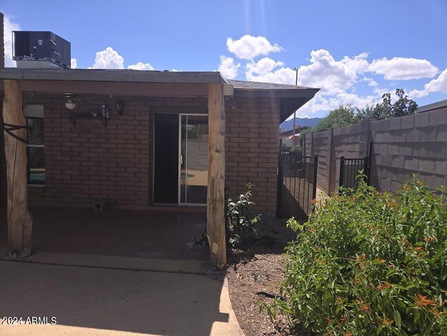 Building Photo - 949 Charles Dr