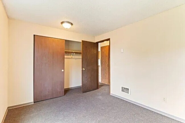 Building Photo - 4 Plex near University Place, #B (PRICE REDUCED)