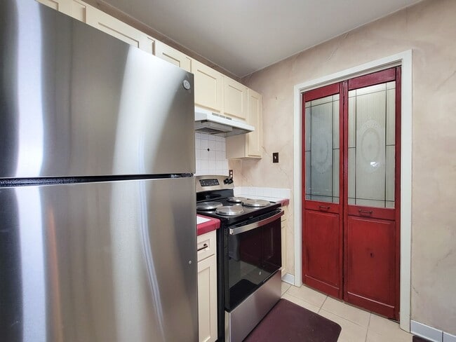 Building Photo - This corner unit is great because being on the end unit is more private and there are no condo's ...