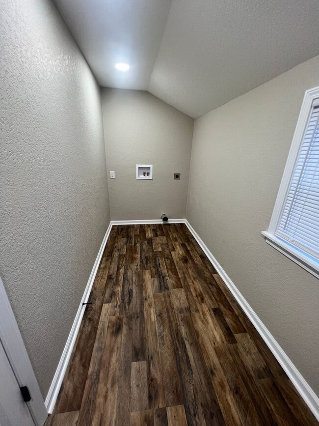 Building Photo - 3 Bed 2 Bath