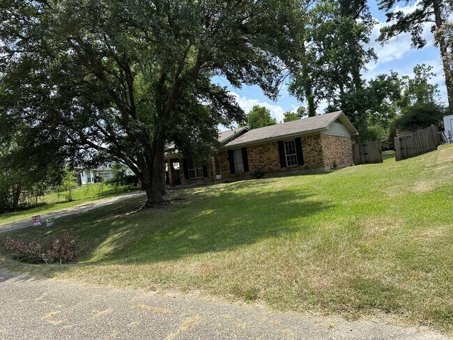 Building Photo - 107 Lake Dr