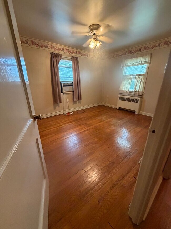 Building Photo - AVAILABLE FOR SHOWING NOW!!! 3 BEDROOM / 1 BA