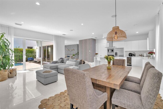 Building Photo - 7457 NW 101 Ave