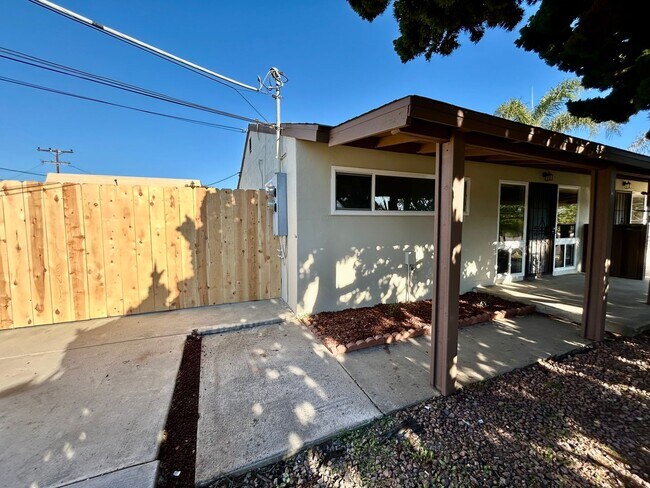 Building Photo - 2 bed 1 Bath with Garage in The Heart of Clairemont!