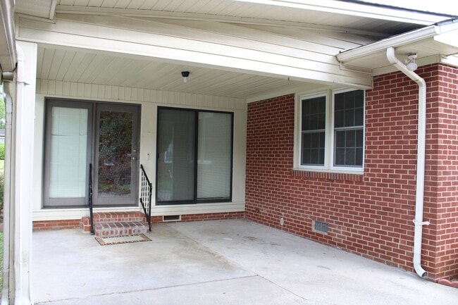 Building Photo - 1705 Hillcrest Dr W