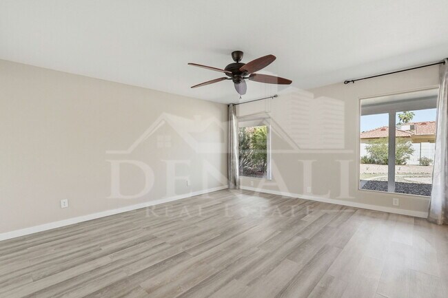 Building Photo - 10602 E Elmhurst Dr