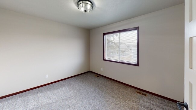 Building Photo - 3 BD, 2.5 BA TOWNHOME, DOUBLE ATTACHED GAR...