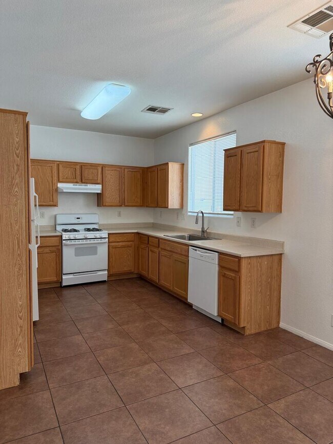 Building Photo - Move-In Ready Opportunity