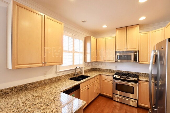 Building Photo - 728 S Pine St