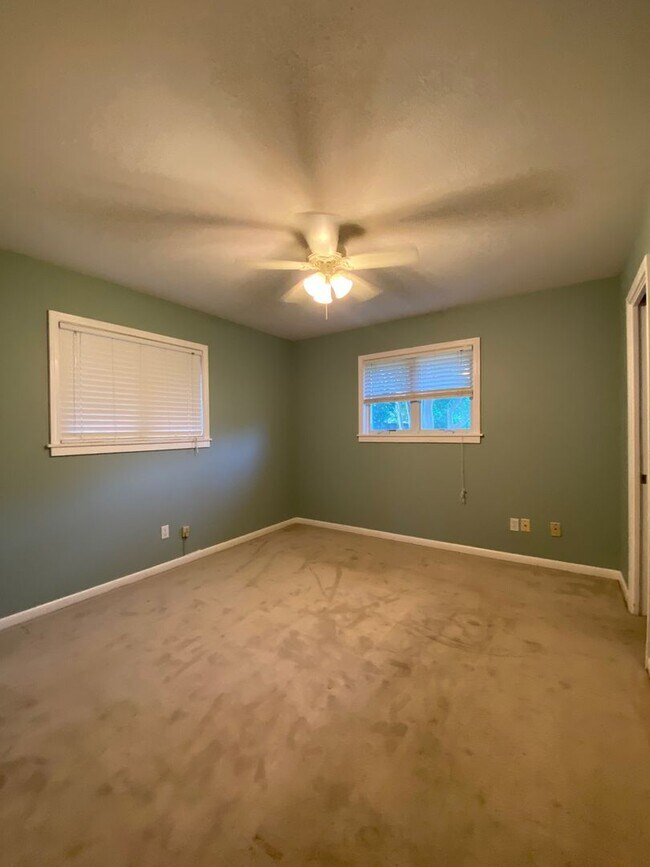 Building Photo - 3 Bedroom , 1.5 Bathroom Brick home with c...