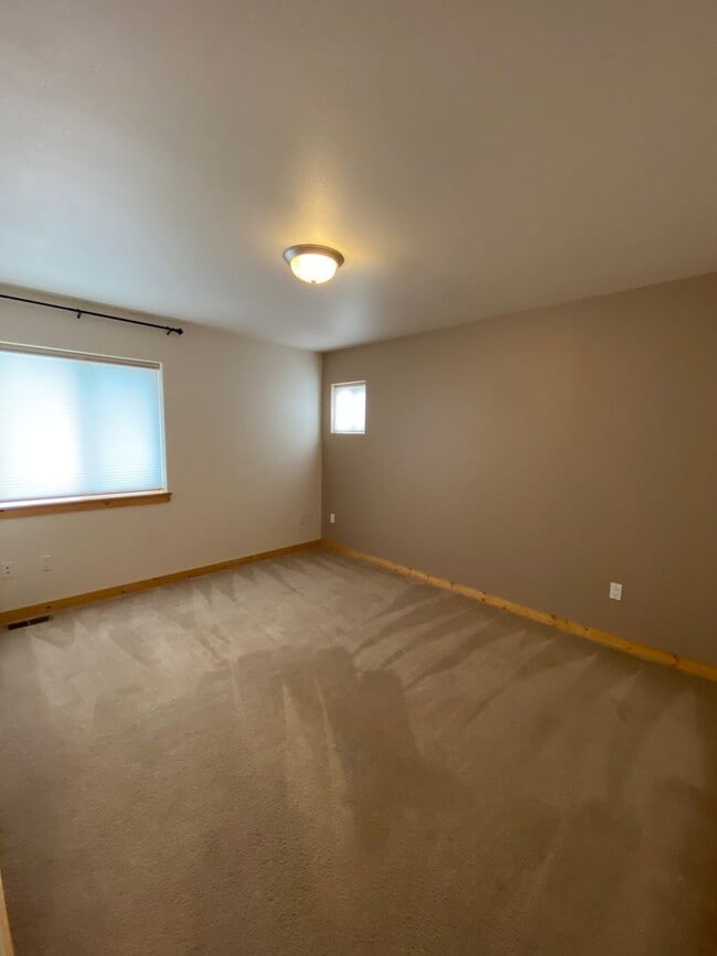 Building Photo - THE VINYARDS AT STONERIDGE (APP#42)