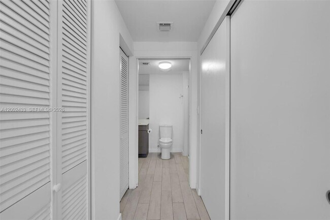 Building Photo - 321 NE 26th St