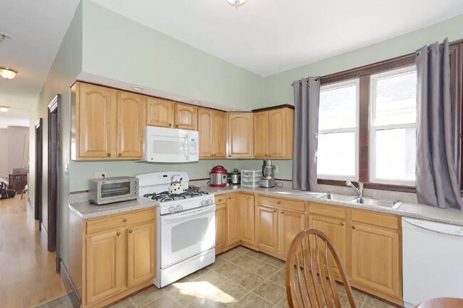 Building Photo - 546 Mercer St