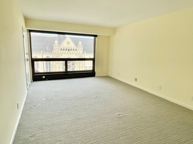 Building Photo - Iconic Gramercy Towers! 2 Story 2BR/2.5BA! 1,745SqFt!  VIEWS! Pool! Fitness! Pet! Parking!  Laund...