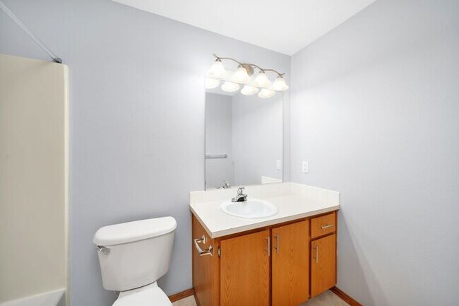 Building Photo - Beautiful 2 bedroom townhouse. Available February!