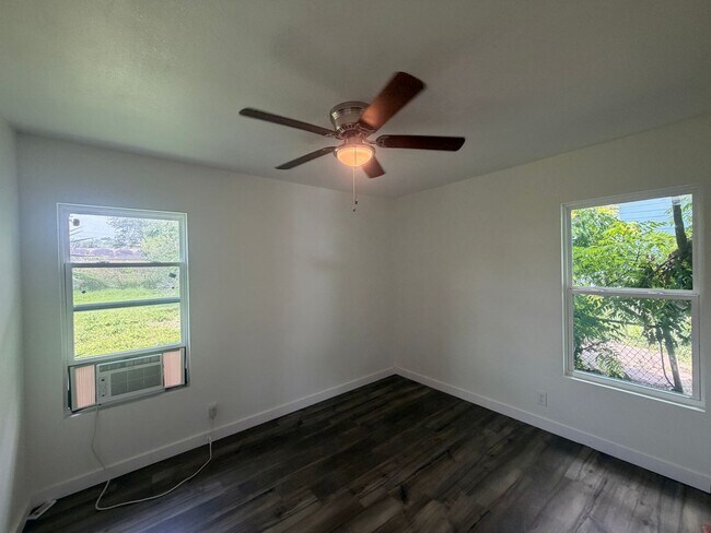 Building Photo - THREE BEDROOM ONE BATH