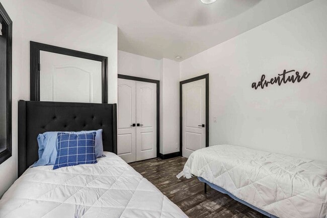 Building Photo - 304 Palomino Dr
