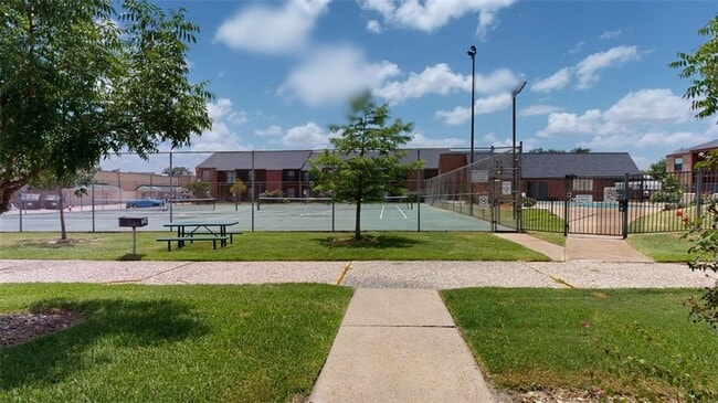 Building Photo - 904 University Oaks Blvd