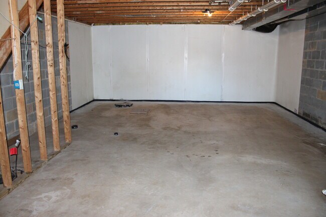 Building Photo - 280 Mike Dr