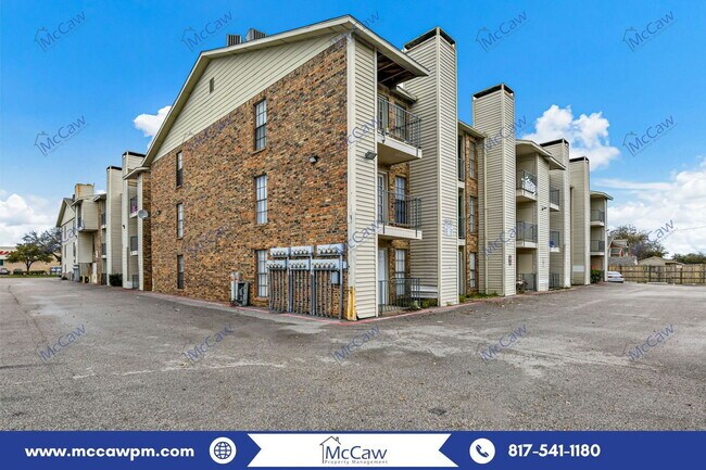 Building Photo - 9520 Royal Ln