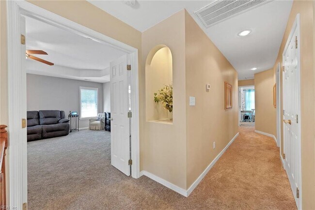 Building Photo - 101 Yacht Ct