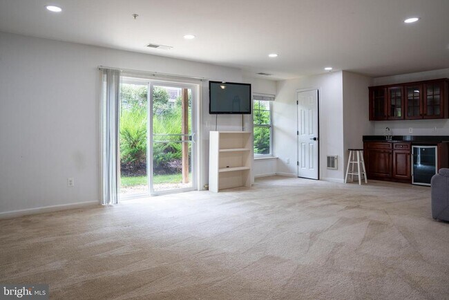 Building Photo - 42243 Canary Grass Square