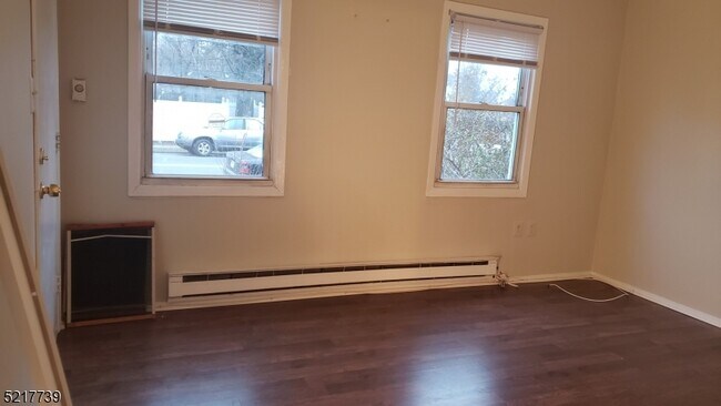Building Photo - 818 E Hazelwood Ave