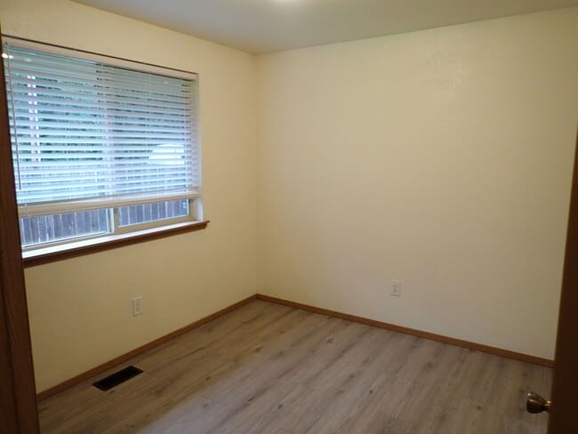 Building Photo - Puyallup Duplex