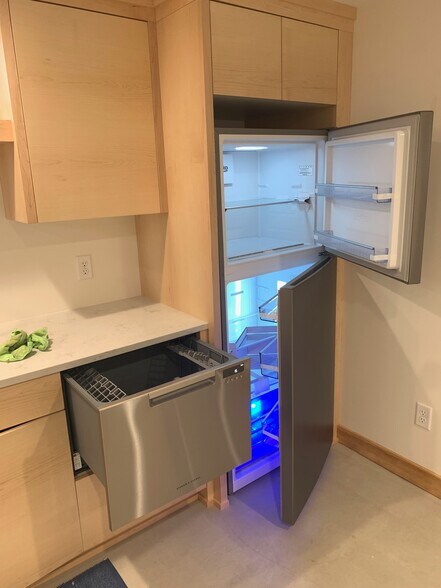 Drawer dishwasher & Refrigerator - 4334 Drew Ave S