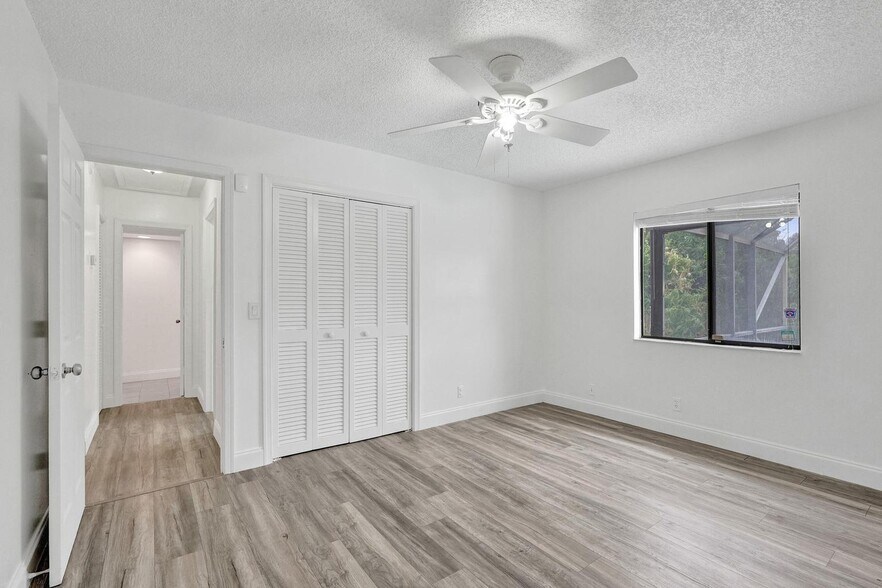 Building Photo - 5127 Woodstone Cir E