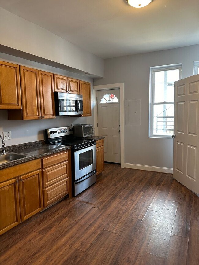 Building Photo - Spacious Rooms! Hardwood Flooring Througho...