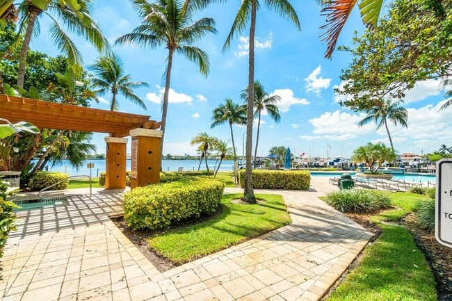 Building Photo - 160 Yacht Club Way