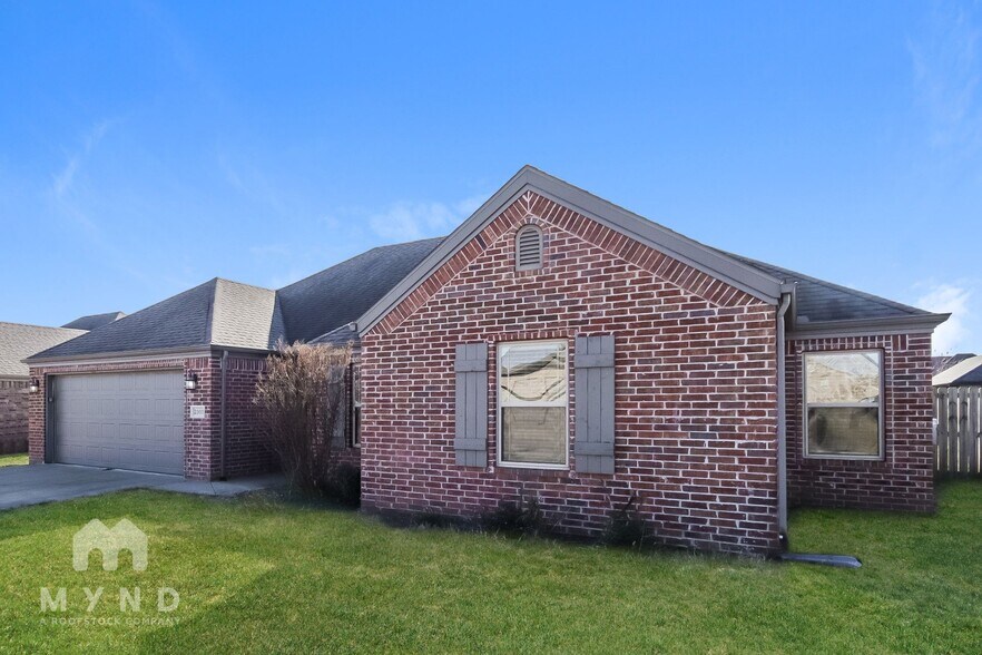 Building Photo - 2303 SW Worthington Ave