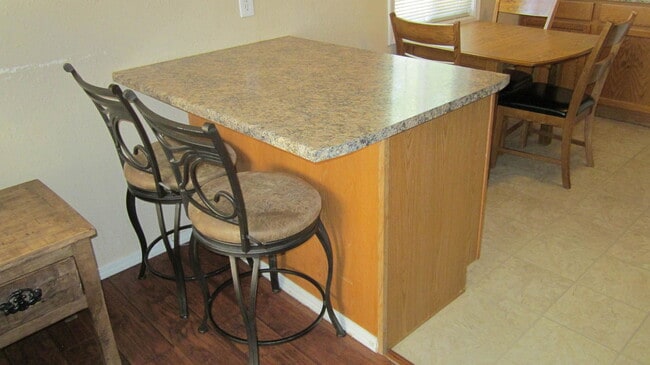 Building Photo - Lovely Fully Furnished 2 bed, 1 bath home