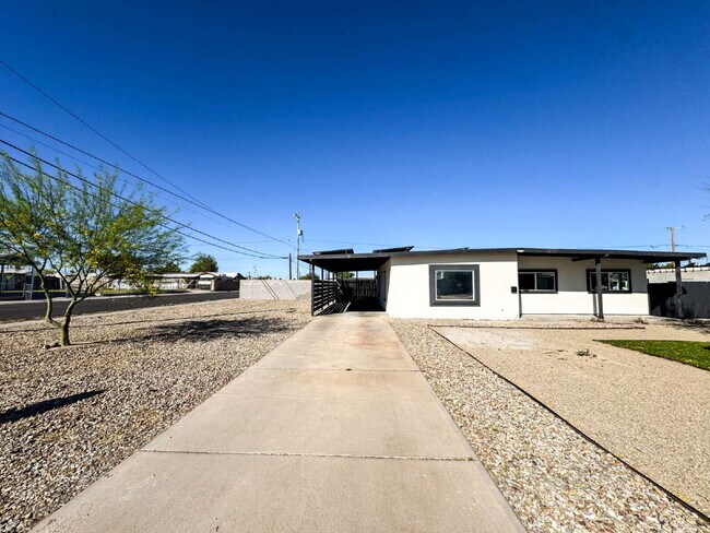 Building Photo - "Updated 3-Bedroom, 2-Bath SOLAR Home in Yuma"