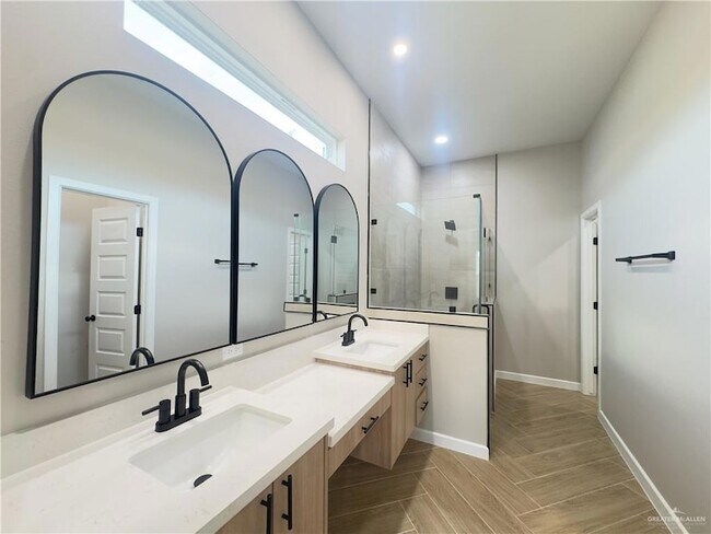 Building Photo - 907 Durango Dr