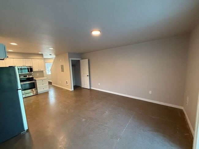 Building Photo - 2915 Waverly Dr SE