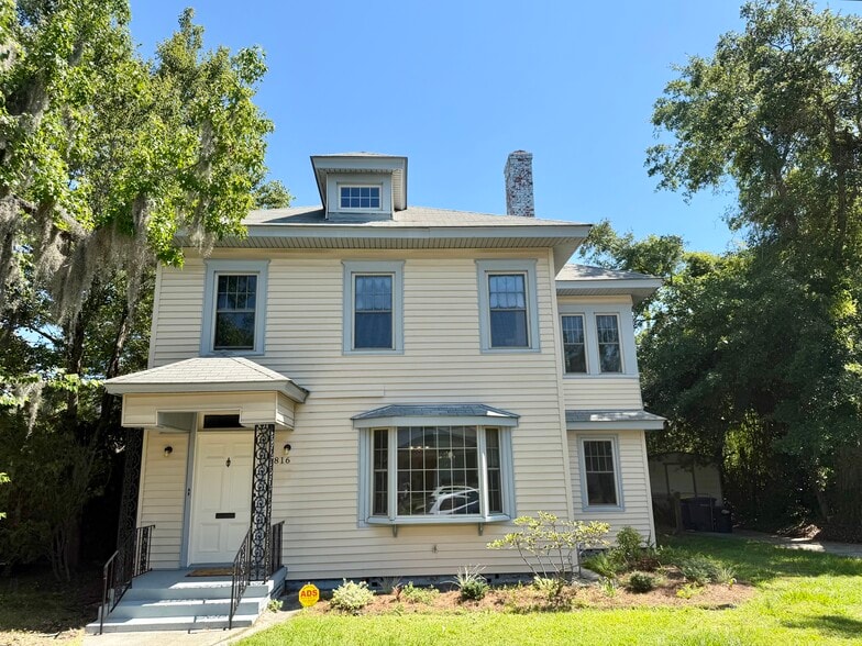 Building Photo - 816 Maupas Ave