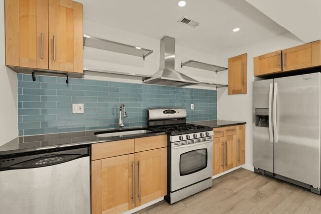 Building Photo - Bright and Spacious Terrace Level 2br in Mt. Pleasant!