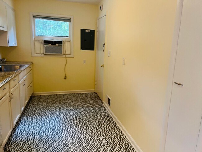 Building Photo - Great One Bedroom Unit Located In Multnoma...