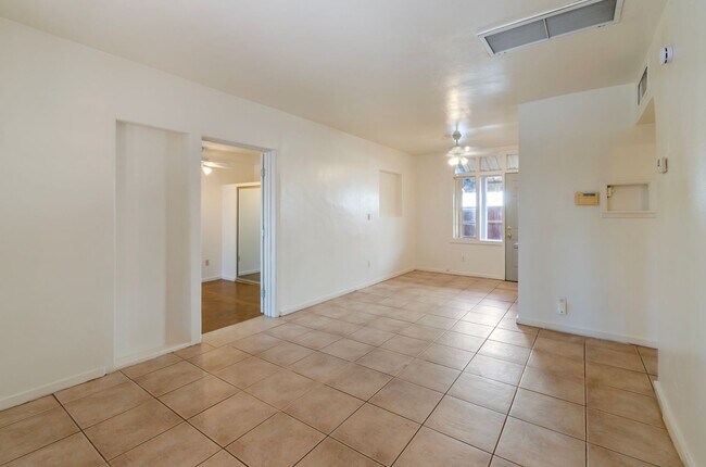 Building Photo - Private Home Steps away from U of A Campus!