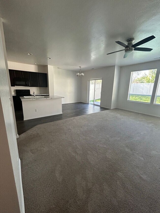 Building Photo - 3 Bedroom plus Loft For Rent! Victory Sout...