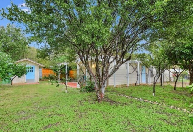 Building Photo - 707 Sprucewood Ln