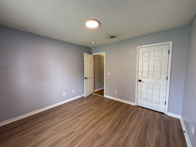 Building Photo - 1137 Carla Dr