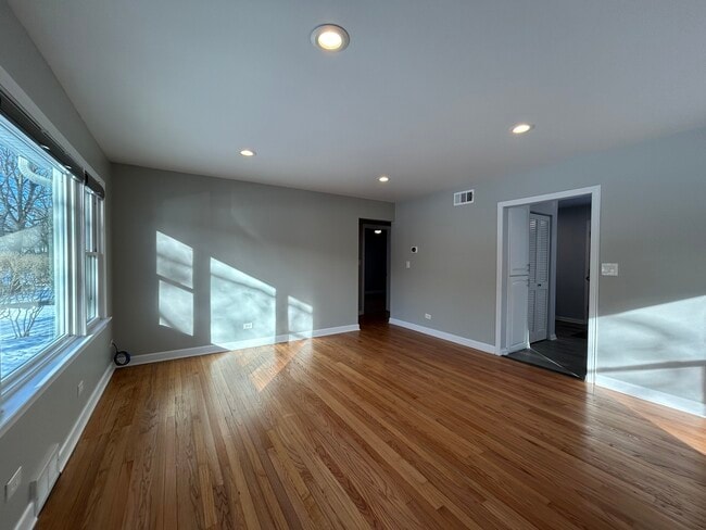 Building Photo - 807 Elm Ave