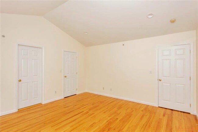 Building Photo - Impeccable 3 Bedroom Townhouse With Upscale Features $5700