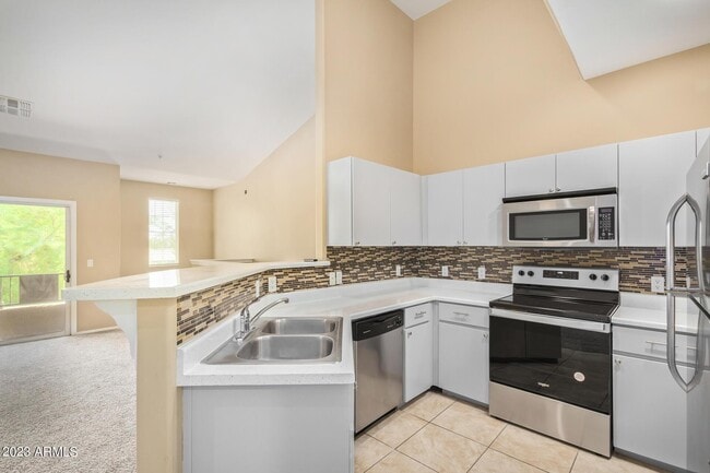 Building Photo - 2450 W Glenrosa Ave